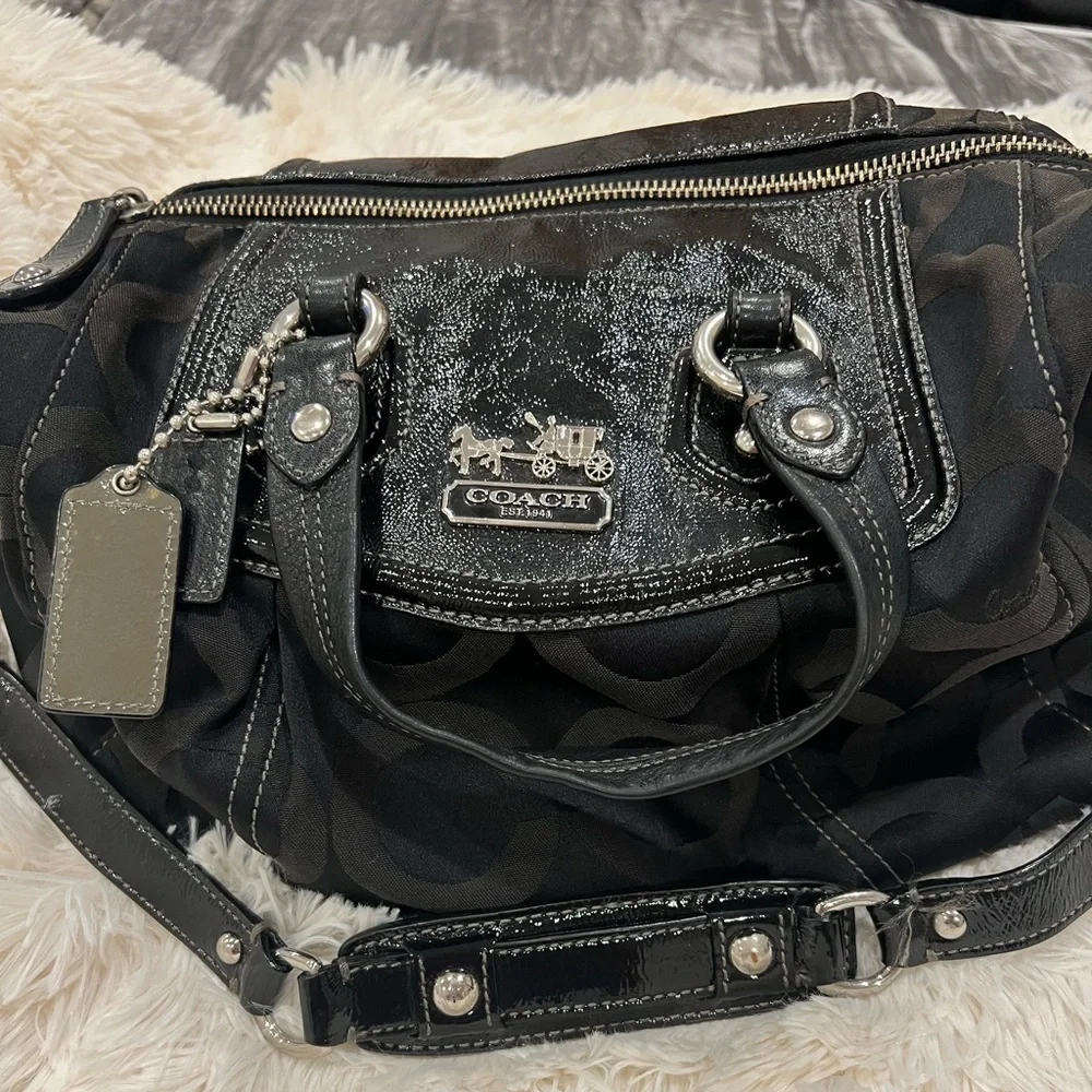 Coach black logo shoulder bag with patent leather straps. - Picture 4 of 4